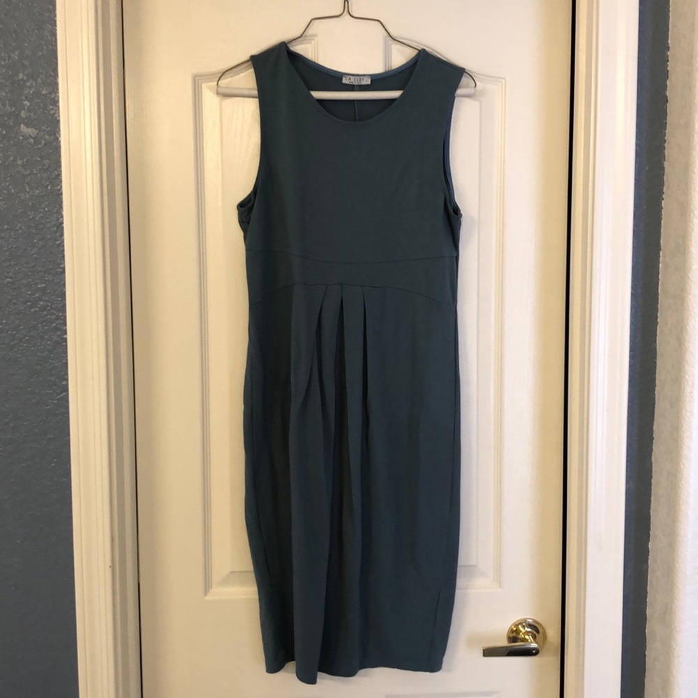 Form fitting sleeveless maternity dress